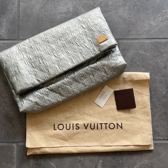 Louis Vuitton Limelight Silver Clutch - Picture 3 of 16